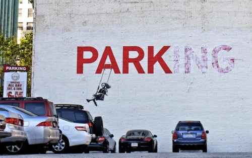 Graffitti de Banksy: niña en columpio en un PARK-ing