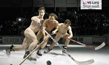 Chicos desnudos practicando hockey sobre hielo