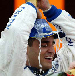 Montoya bañado en champán