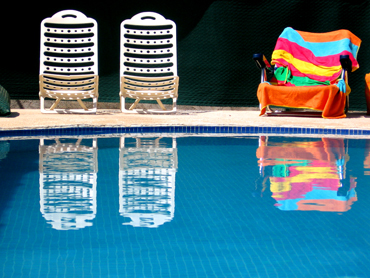Hamacas junto a la pequeña piscina