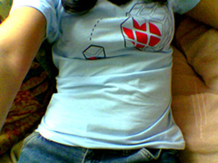 Camiseta azul con un cubo de rubik con un corazoncito al que le falta una pieza, de Threadless