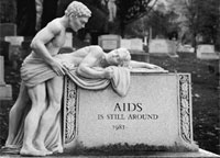 Pareja homosexual haciendo el amor como estatua funeraria