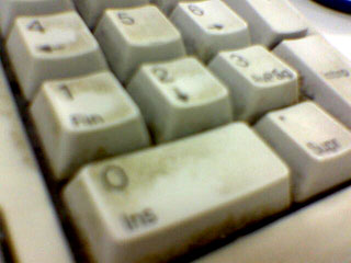 Teclado lleno de mierda en la Facultad de Informática
